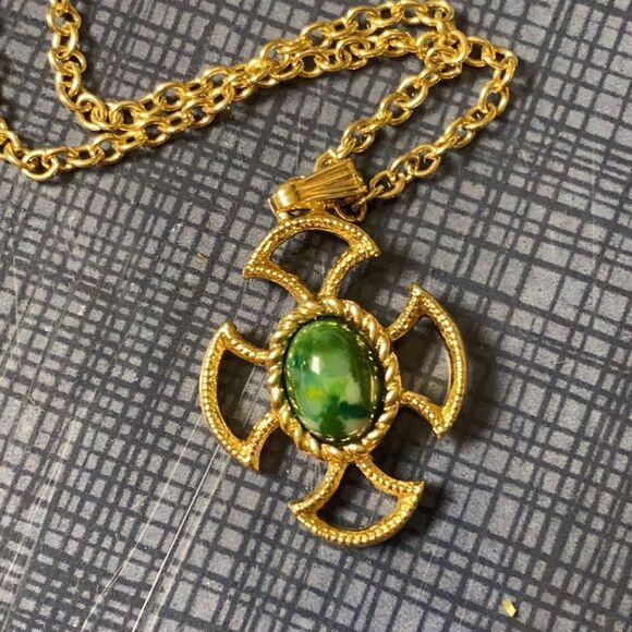 Avon Set of Bracelet, Earrings & Necklace Pendant - Picture 3 of 7